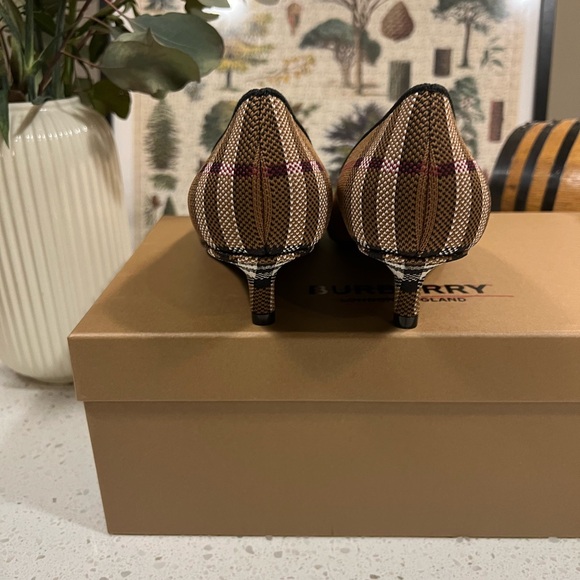 Burberry Vintage Check Point-Toe Pumps - Picture 5 of 6